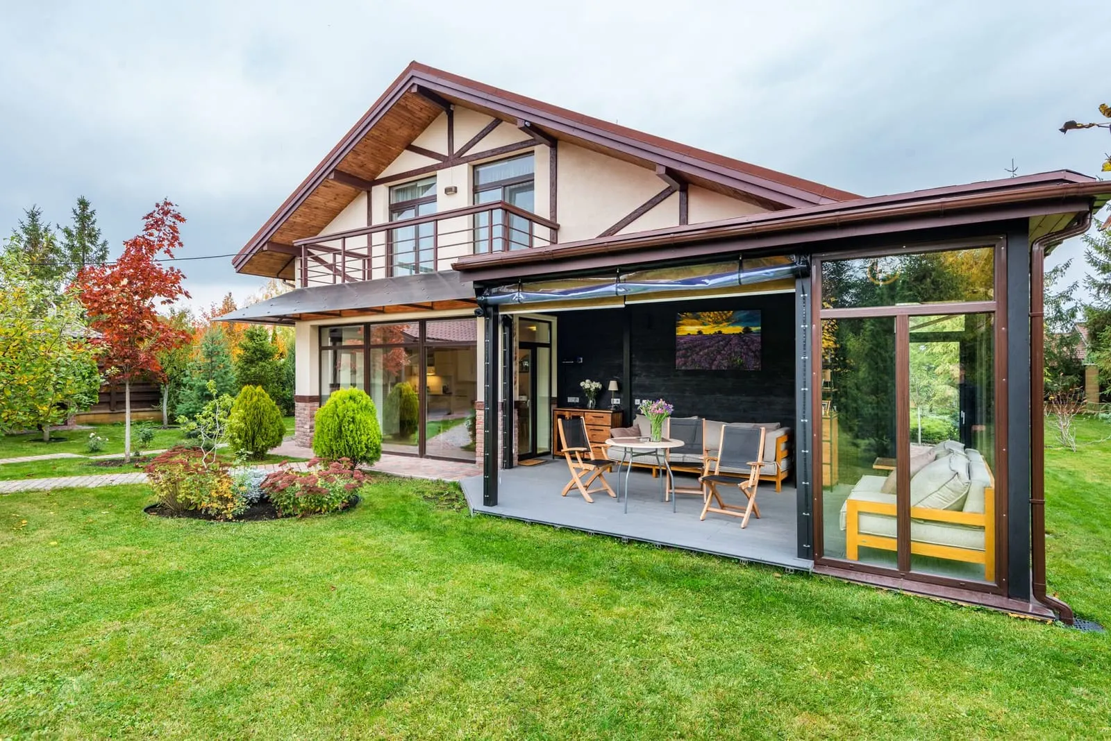Tuin met vlonder en border achter een woonhuis